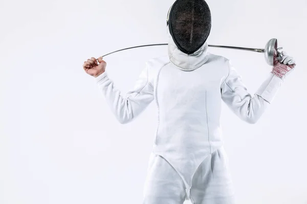 Schermer atleet dragen van masker en witte schermen kostuum en houden van het zwaard. Geïsoleerd op witte achtergrond — Stockfoto