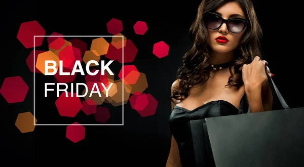 Svarta fredagar försäljning koncept. Shopping kvinna håller grå väska isolerad på mörk bakgrund i semester — Stockfoto