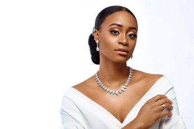 Güzel siyah deri kadın. Sevimli Genç gelin gelinlik ve takı.