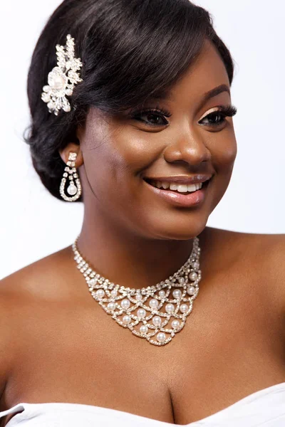 Mooie zwarte huid vrouw. Charmante jonge bruid trouwjurk en sieraden. — Stockfoto