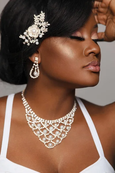 Closeup portrait of beautiful black skin woman. Charming young bride in wedding dress and jewelry. — Stock Photo, Image