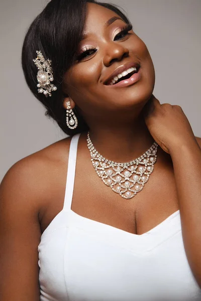 Closeup portrait of beautiful black skin woman. Charming young bride in wedding dress and jewelry. — Stock Photo, Image