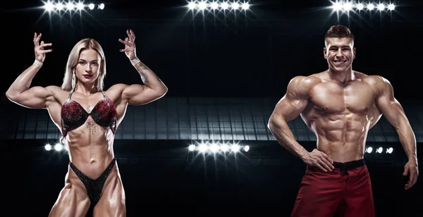 Διαγωνισμούς bodybuilding στη σκηνή. Άνδρες και γυναίκες αρεστό και αθλητές. Μαύρο φόντο με φώτα. — Φωτογραφία Αρχείου