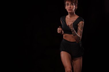 Fitness ve spor motivasyon... Güçlü ve uygun atletik, kadın dövme kırmızı arka planda spor giyim poz ile.