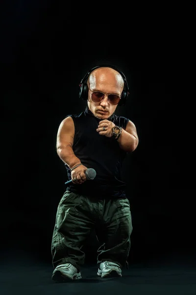 Yarım Uzunluk Portre Şık Duygusal Mikrofon Ile Poz Siyah Arka — Stok fotoğraf
