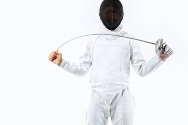 Maske ve kostüm eskrim ve onun önünde kılıç holding beyaz giyen genç kadın fencer portresi. Beyaz arka plan üzerinde izole.