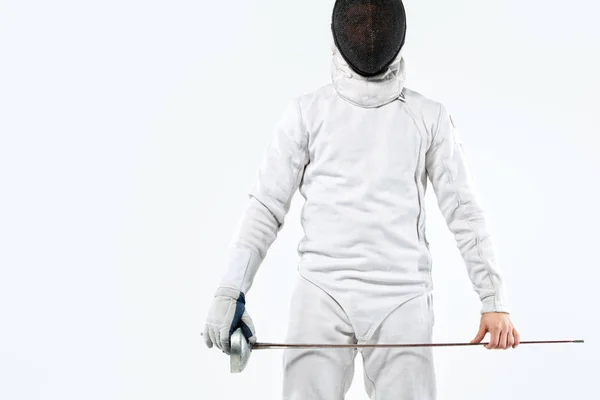 Nosí masku a bílé ploty kostým a drží meč, sportovec šermíř. Izolované na bílém pozadí — Stock fotografie