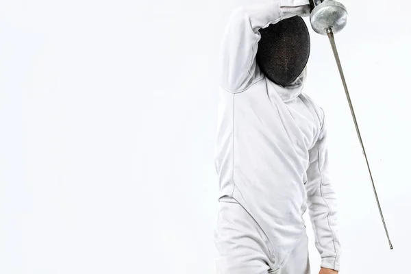 Αθλητής Ξιφασκίας φορώντας μάσκα και λευκό περίφραξη κοστούμι και κρατώντας το σπαθί. Απομονωμένα σε λευκό φόντο — Φωτογραφία Αρχείου
