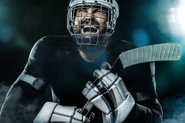 Feliz jugador de hockey sobre hielo hombre en la máscara y guantes en el estadio con palo celebra la victoria. Retrato de primer plano masculino . — Foto de Stock