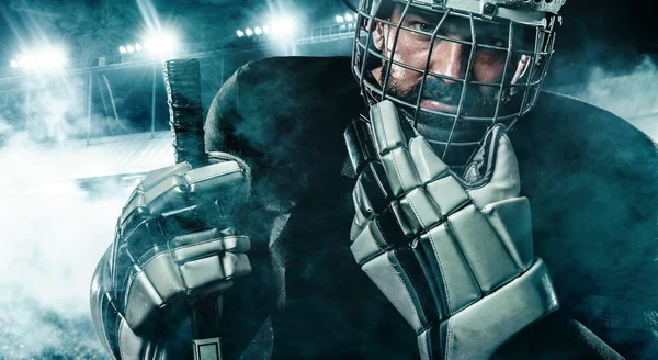 Jugador de hockey sobre hielo en el casco y guantes en el estadio con palo . — Foto de Stock