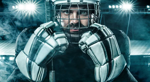 Jogador de hóquei no gelo na máscara e luvas no estádio com pau . — Fotografia de Stock
