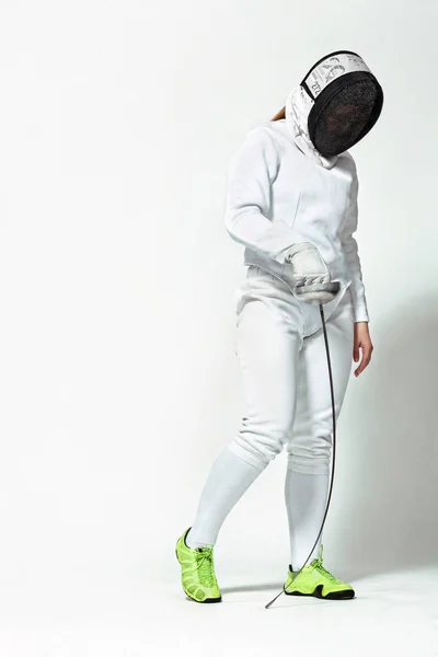 Szermierz młody sportowiec sobie ogrodzenia kostium i maskę trzyma miecz. Na białym tle — Zdjęcie stockowe