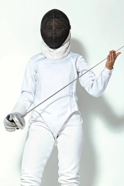 Portret Młodej Kobiety Szermierz Noszenie Maski Biały Szermierka Kostium Przytrzymanie — Zdjęcie stockowe