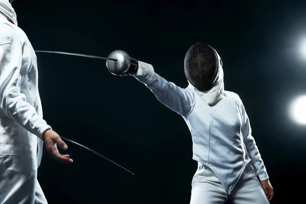 Retrato Jovem Esgrimista Usando Máscara Esgrima Branca Segurando Espada Frente — Fotografia de Stock
