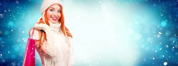 De vakantie van Kerstmis en Nieuwjaar. Gelukkig readhead vrouw met geschenken. Winkelen vrouw met geschenkdozen op de achtergrond van de winter met sneeuw. Verkoop poster met kopie ruimte. — Stockfoto