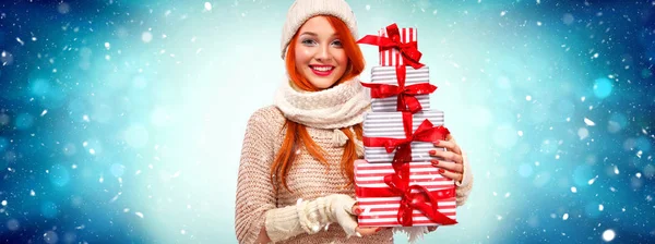 Natal e feriados de Ano Novo. Mulher readhead feliz com presentes. Mulher de compras segurando caixas de presente no fundo do inverno com neve. Cartaz de venda com espaço de cópia . — Fotografia de Stock