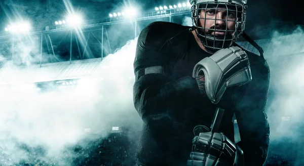 Joueur de hockey sur glace dans le casque et gants sur le stade avec bâton . — Photo