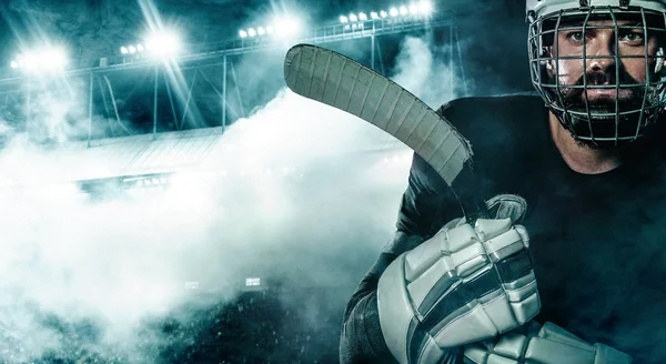 Jugador de hockey sobre hielo en el casco y guantes en el estadio con palo . —  Fotos de Stock