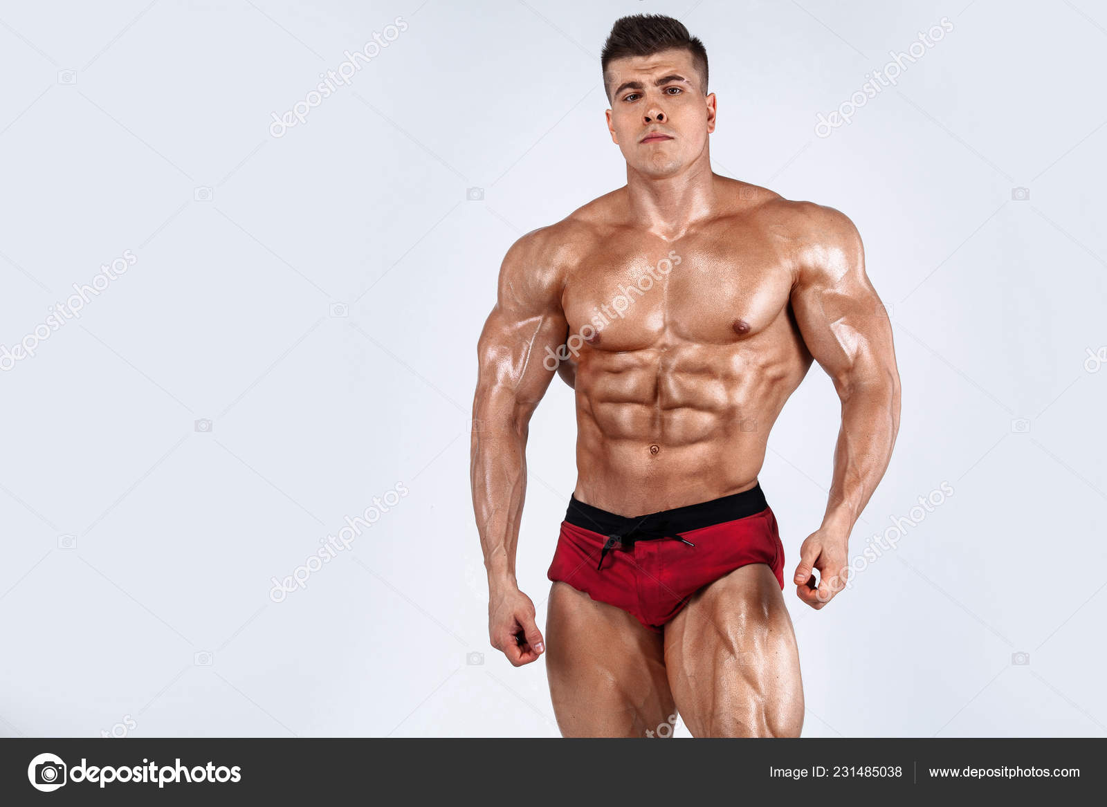 Brutal musclé musclé musclé athlète homme pompage les muscles sur