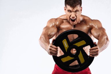 Pompa acımasız güçlü kas vücut geliştirmeci atletik erkek beyaz arka plan üzerinde kaslar. Egzersiz vücut geliştirme kavramı. Spor beslenme reklamlar için kopya alanı.