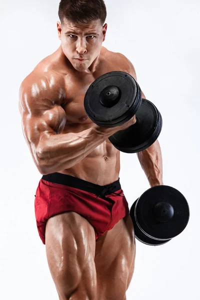 Brutaler kräftiger muskulöser Bodybuilder athletischer Mann, der mit einer Hantel auf weißem Hintergrund Muskeln hochpumpt. Workout Bodybuilding Konzept. Kopierraum für Sporternährungsanzeigen. — Stockfoto