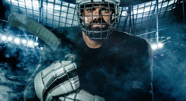 Jogador de hóquei no gelo no capacete e luvas no estádio com vara . — Fotografia de Stock