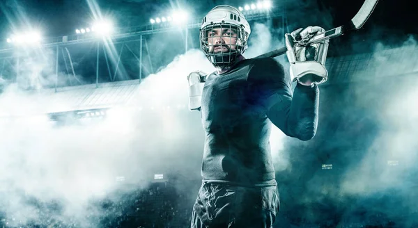 Jogador de hóquei no gelo no capacete e luvas no estádio com vara . — Fotografia de Stock
