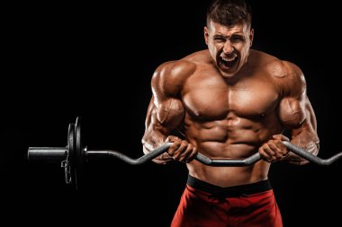 Acımasız güçlü kas vücut geliştirmeci atletik erkek siyah arka plan üzerinde halter ile kasları kadar pompalama. Egzersiz vücut geliştirme kavramı. Spor beslenme reklamlar için kopya alanı.