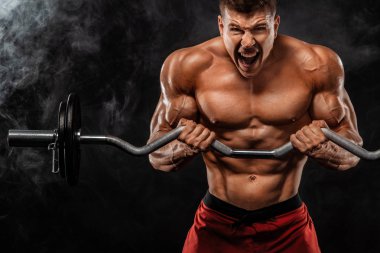 Acımasız güçlü kas vücut geliştirmeci atletik erkek siyah arka plan üzerinde halter ile kasları kadar pompalama. Egzersiz vücut geliştirme kavramı. Spor beslenme reklamlar için kopya alanı.