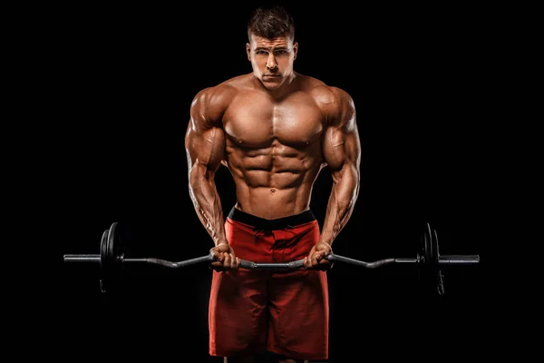 Brutal fuerte musculoso culturista atlético hombre bombeando los músculos con la barra en el fondo negro. Concepto de culturismo de entrenamiento. Espacio de copia para anuncios de nutrición deportiva . — Foto de Stock