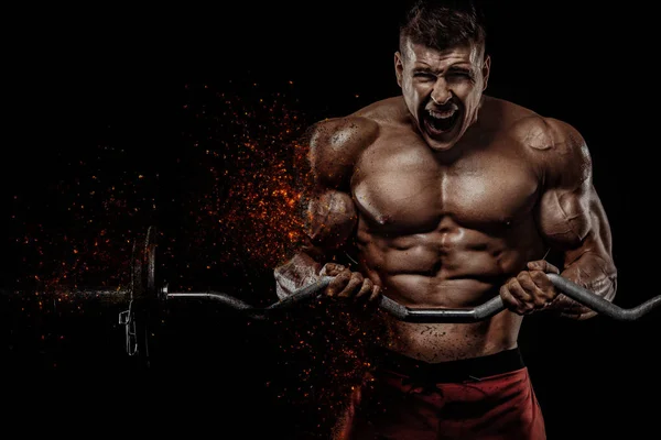 Brutal forte musculoso atlético homem fisiculturista bombeando os músculos com barbell no fundo preto. Conceito de musculação treino. Espaço de cópia para anúncios de nutrição esportiva . — Fotografia de Stock