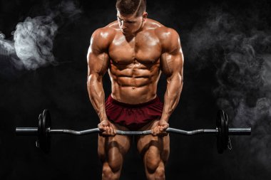Acımasız güçlü kas vücut geliştirmeci atletik erkek siyah arka plan üzerinde halter ile kasları kadar pompalama. Egzersiz vücut geliştirme kavramı. Spor beslenme reklamlar için kopya alanı.
