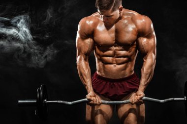 Acımasız güçlü kas vücut geliştirmeci atletik erkek siyah arka plan üzerinde halter ile kasları kadar pompalama. Egzersiz vücut geliştirme kavramı. Spor beslenme reklamlar için kopya alanı.