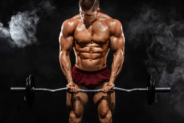 Brutal forte musculoso atlético homem fisiculturista bombeando os músculos com barbell no fundo preto. Conceito de musculação treino. Espaço de cópia para anúncios de nutrição esportiva . — Fotografia de Stock