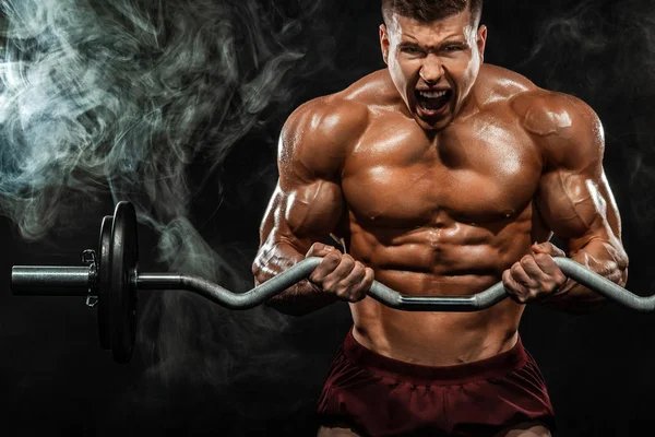 Brutale forte bodybuilder muscolare atletico uomo pompaggio muscoli con bilanciere su sfondo nero. Allenamento concetto di bodybuilding. Copia spazio per gli annunci nutrizionali sportivi . — Foto Stock