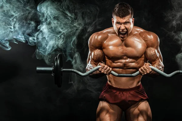 Brutal forte musculoso atlético homem fisiculturista bombeando os músculos com barbell no fundo preto. Conceito de musculação treino. Espaço de cópia para anúncios de nutrição esportiva . — Fotografia de Stock