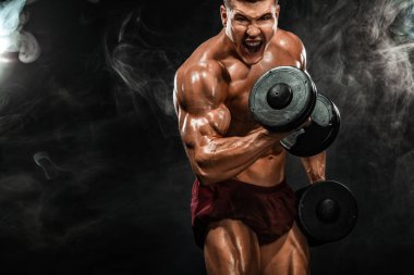 Acımasız güçlü kas vücut geliştirmeci atletik erkek siyah arka plan üzerine dumbbell ile kasları kadar pompalama. Egzersiz vücut geliştirme kavramı. Spor beslenme reklamlar için kopya alanı.