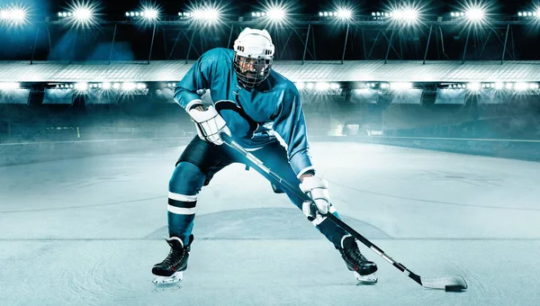 Hockey sobre hielo jugador atleta en el casco y guantes en el estadio con palo. Disparo de acción. Concepto deportivo . — Foto de Stock