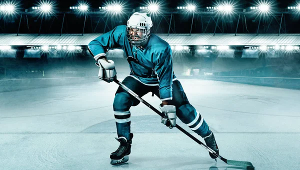 Giocatore di hockey su ghiaccio atleta nel casco e guanti sullo stadio con bastone. Un colpo d'azione. Concetto sportivo. — Foto Stock