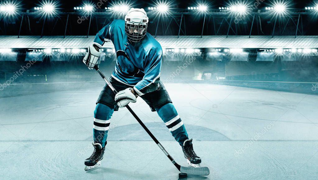 hockey-sobre-hielo-jugador-atleta-en-el-casco-y-guantes-en-el-estadio