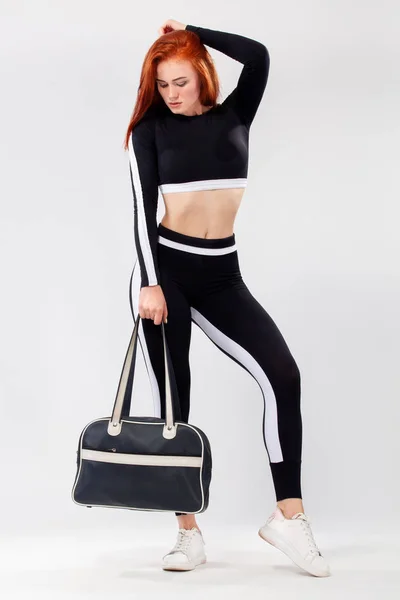 Vendredi noir pour la remise en forme. Femme en forme sportive avec sac aller à l'entraînement, en cours d'exécution sur fond blanc. Mouvement dynamique. Sport et mode de vie sain . — Photo