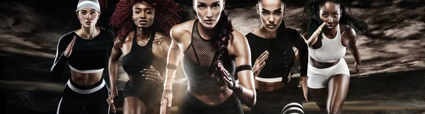 Grupo de cinco mulheres atléticas fortes, velocistas, correndo em fundo escuro vestindo no sportswear, fitness e motivação esportiva. Conceito de corredor . — Fotografia de Stock