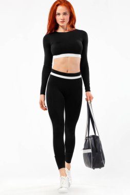 Siyah Cuma fitness Satılık. Sportif uygun kadın çantası ile eğitim, beyaz arka plan üzerinde çalışan gidin. Dinamik hareket. Spor ve sağlıklı yaşam tarzı.