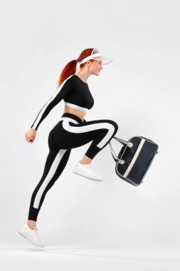 Siyah Cuma fitness Satılık. Sportif uygun kadın çantası ile eğitim, beyaz arka plan üzerinde çalışan gidin. Dinamik hareket. Spor ve sağlıklı yaşam tarzı.