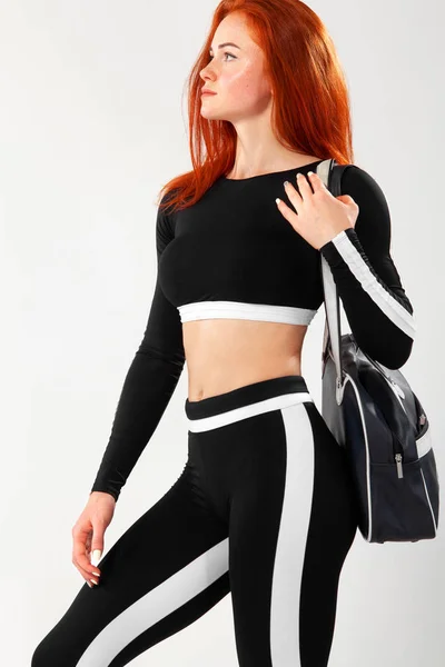 Vendredi noir pour la vente de fitness. Femme en forme sportive avec sac aller à l'entraînement, en cours d'exécution sur fond blanc. Mouvement dynamique. Sport et mode de vie sain . — Photo