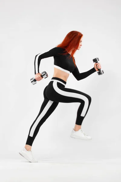 Femeie sportivă, alergător sportiv face exerciții de fitness cu gantere pe fundal alb . — Fotografie, imagine de stoc