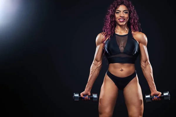 İlk Mısır ve Müslüman kadın atlet dumbbells ile ışıklı siyah arka plan üzerinde egzersiz fitness yapar. — Stok fotoğraf