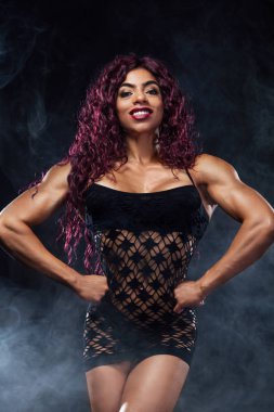 Sportif uygun kadın, atlet Mısır, ışıklı siyah arka plan üzerine Müslüman.