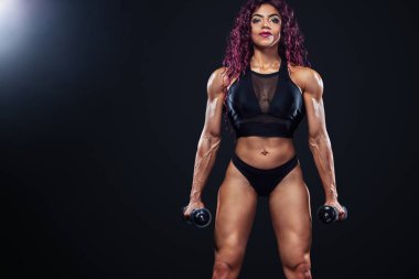 Sporty ışıklı siyah arka plan üzerinde egzersiz halter yapar fitness ile kadın, atlet, Mısır ve Müslüman uygun.