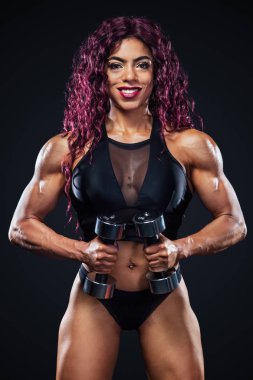Sporty ışıklı siyah arka plan üzerinde egzersiz halter yapar fitness ile kadın, atlet, Mısır ve Müslüman uygun.